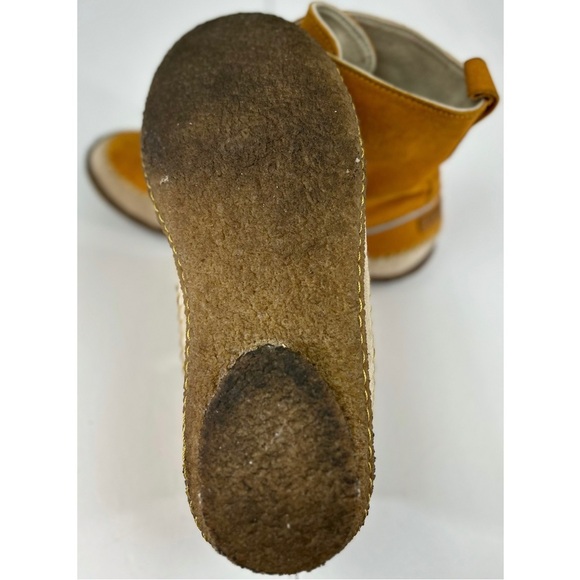 Sorel Womens Suede Leather Boots with Gum Rubber Mocossan Sole, size 11 - Picture 8 of 9